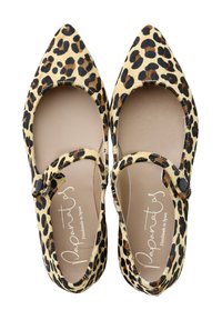 Zapatos planos Mary Jane con estampado de leopardo y punta puntiaguda, hechos de tela texturizada, con una hebilla redonda en una correa. Esquema de colores: beige y negro.