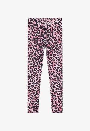 Leggings de estampado de leopardo rosa con base negra, con una cinturilla ancha y el logo "GUESS" en blanco en la parte superior. Textura de tela suave.