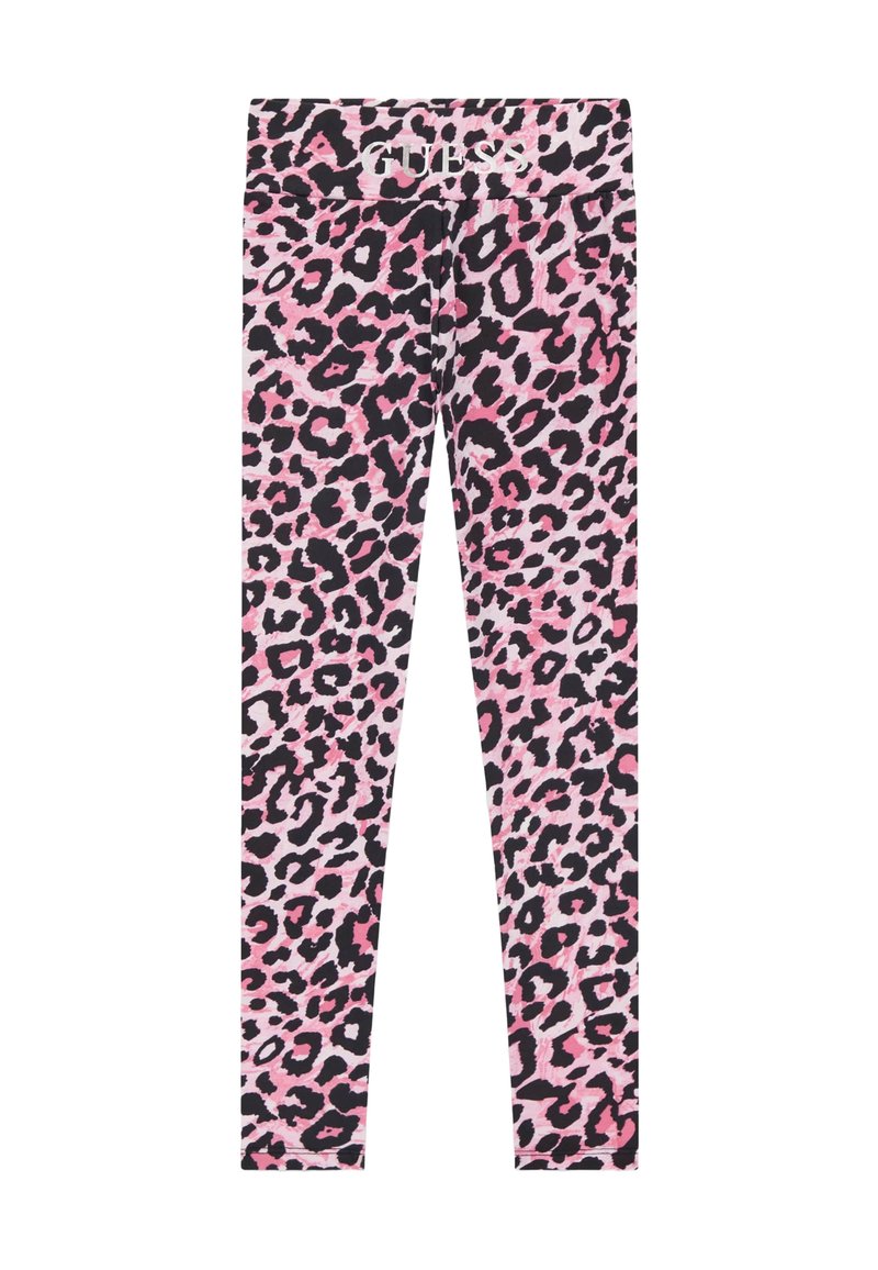 Ružové legíny so vzorom leopardích škvŕn na čiernom základe, s širokým pásom a bielym logom "GUESS" na vrchu. Mäkká textúra látky.