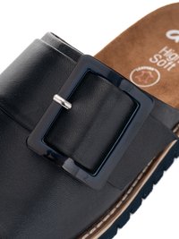 Nahaufnahme einer schwarzen Ledersandale mit großer rechteckiger Schnalle und gepolsterter brauner Innensohle mit der Aufschrift "High Soft".