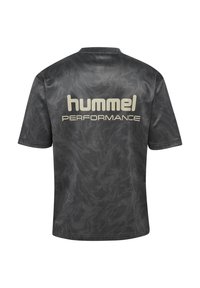 Dunkelgraues kurzärmeliges T-Shirt mit dezentem Wellenmuster und beigem "hummel PERFORMANCE"-Schriftzug auf der Rückseite.