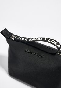 Bimba Y Lola TRAPEZIUM MAKE-UP - Mazgāšanas maiss - black