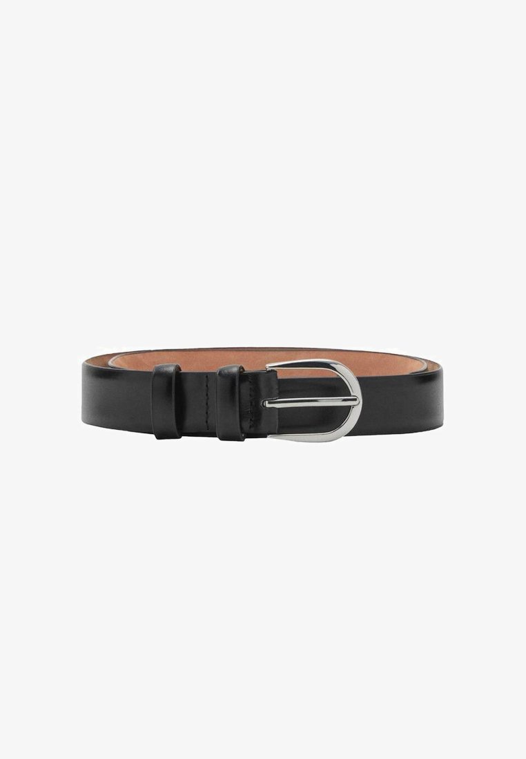 Sort læderbælte med en glat tekstur, udstyret med en sølvmetal spænde og et minimalistisk design, med en brun indvendig foring.