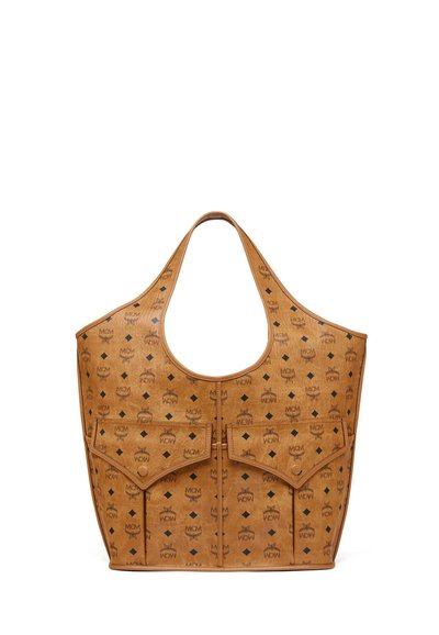 Brun läder tote-väska med svart MCM-logotypmönster och två framfickor med klaff och knappar, utrustad med ett enda handtag på toppen.