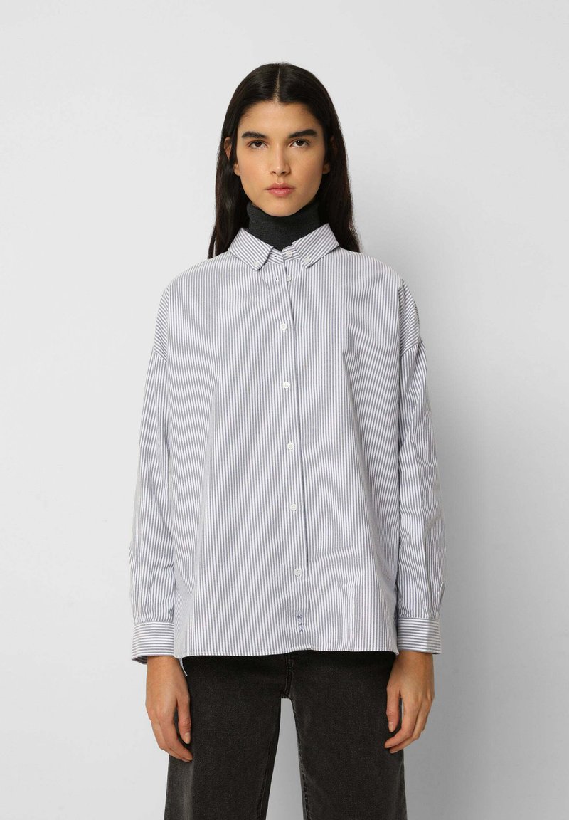 Stripet skjorte i lys blå og hvid bomuld, med en afslappet pasform, lange ærmer og en klassisk krave. Struktureret stofdetalje.