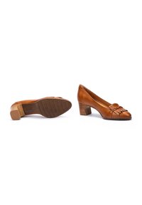 Escarpins en cuir marron avec un bout rond, des plis décoratifs sur le devant et un talon bloc. La semelle présente un motif texturé pour une meilleure adhérence.