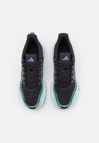 Zwarte sportieve schoenen met een bovenwerk van mesh, paarse accenten en turquoise zooldetails. Voorzien van zwarte veters en een gevoerde kraag voor comfort.