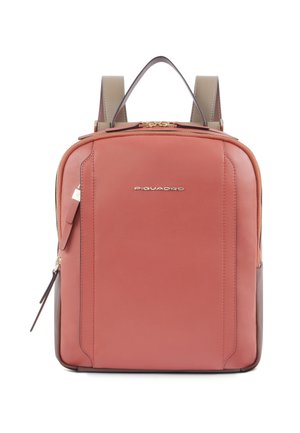 Zaino compatto in pelle rosa con cinturini beige, maniglia superiore, tasca frontale con zip e logo Piquadro sul pannello frontale.
