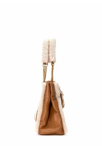 Bolso de cuero marrón claro con borde de suave piel de oveja blanca. Presenta cadenas de oro, una forma relajada y una superficie texturizada.