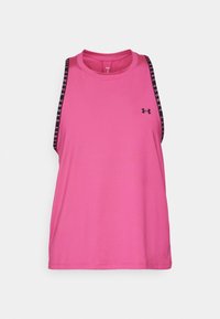 Różowy sportowy top bez rękawów z okrągłym dekoltem i czarnymi ramiączkami z tekstem nazwy marki. Wykonany z miękkiego, lekkiego materiału.