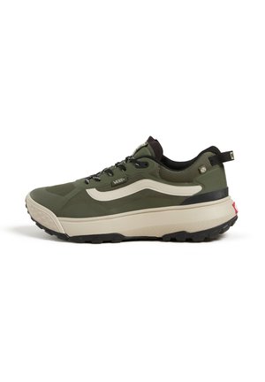Baskets Vans vert olive avec semelle beige, accents noirs, bande latérale blanche, lacets noirs et languette au talon, vues de côté extérieur.