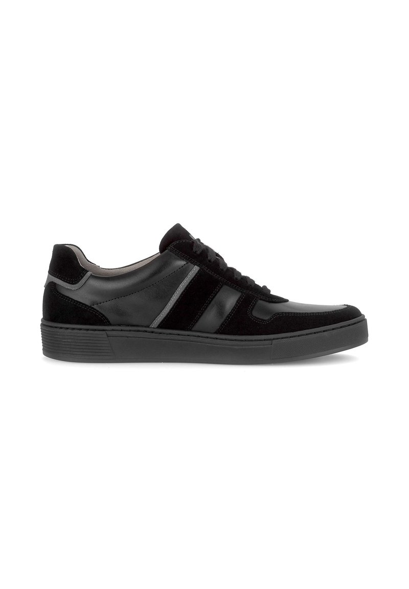 Zwarte sneakers met een combinatie van glad leer en suede, met grijze accenten, een vetersluiting en een gestructureerde rubberen zool.
