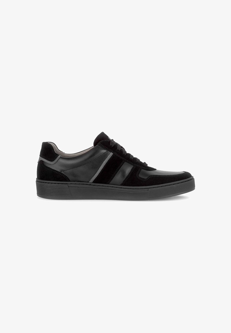 Zwarte sneakers met een combinatie van glad leer en suede, met grijze accenten, een vetersluiting en een gestructureerde rubberen zool.
