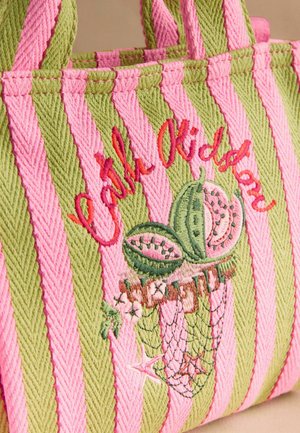 Svītrains rozā un zaļš austs soma ar izšūtu arbūzu, jūras zvaigzni, ziediem un tekstu "Noķer vilni."