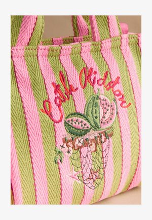 Rózsaszín és zöld csíkos szövött táska, hímzett görögdinnyével, tengeri csillaggal, virágokkal és a "Catch Waves" felirattal.