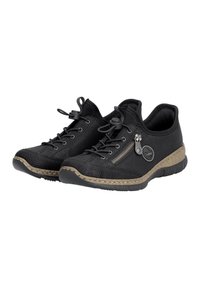 Baskets en cuir noir avec un dessus texturé, des lacets élastiques, une fermeture éclair latérale et une semelle en caoutchouc brun clair avec un motif tissé.