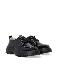 Schwarze Lacklederschuhe mit dicker, strukturierter Sohle, runder Zehenpartie und Schnürsenkeldesign mit dekorativem Stitching und Zugschlaufe.