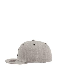 Grå baseballcap laget av teksturert stoff, med en buet skjerm, svarte detaljer og brodert logo foran.
