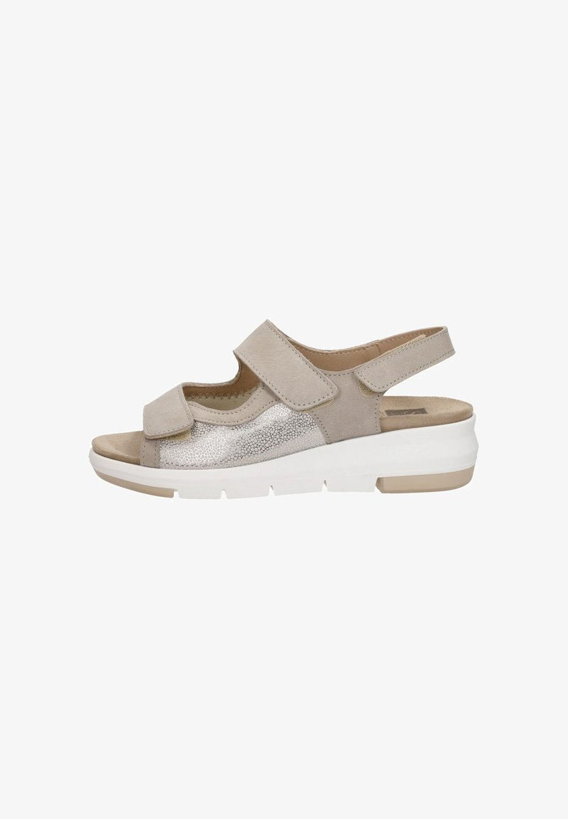 Beige sandalen met een glanzend zilveren gaaspaneel, verstelbare klittenbandsluitingen en een witte, gevoerde zool. Open teen- en achterkantontwerp voor ademend vermogen.