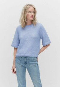 Ljust blått stickat tröja med korta ärmar, rund halsringning och mjuk textur. Para ihop med ljusa denimjeans och en avslappnad passform.