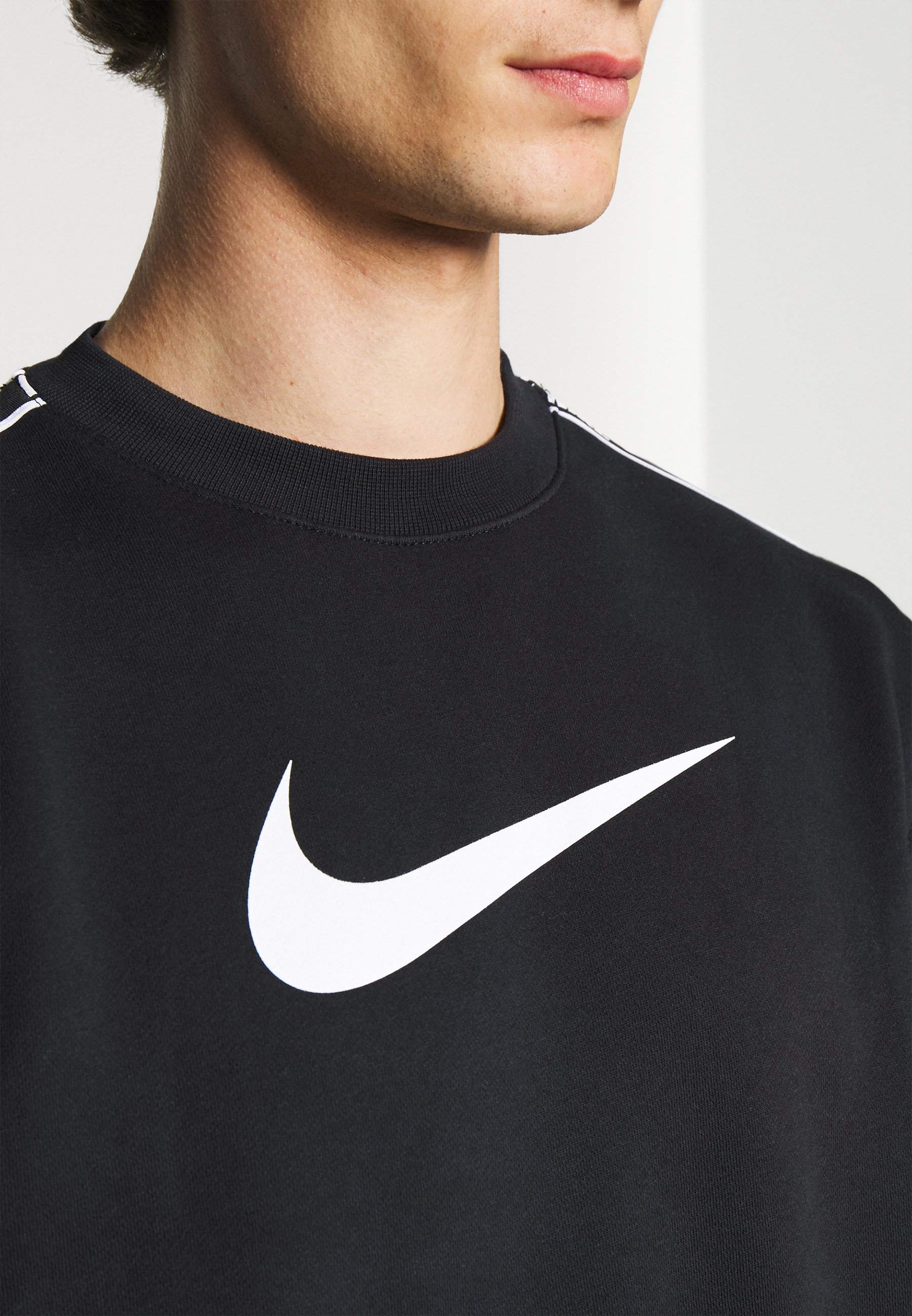 nike repeat crew