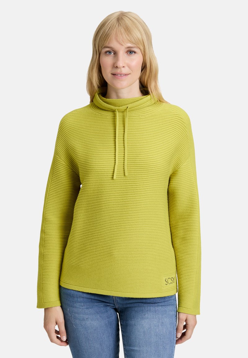 Sweter w kolorze limonkowym, żebrowany, z wysokim kołnierzem i regulowanym trokiem. Posiada długie rękawy oraz haft "SCOSY" na dolnym brzegu.
