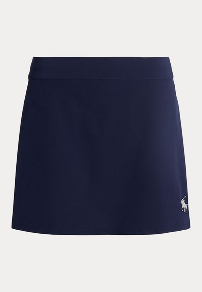 Granatowy skort wykonany z elastycznego materiału, z szerokim pasem i małym białym logo konia po lewej dolnej stronie.