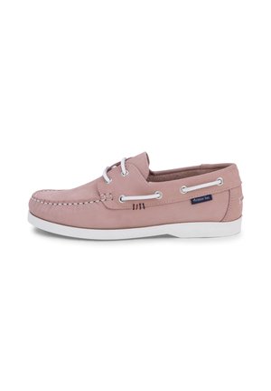 Mocassin bateau en cuir rose avec lacets blancs, semelle blanche et étiquette Armor Lux sur le côté.