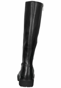 Bota alta de cuero negro con un acabado texturizado, cremallera lateral y suela gruesa. El diseño incluye una puntera redondeada y costuras sin costura.