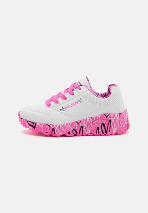 Hvid Skechers-sneaker med pink snørebånd, lyserød grafiksål, perforerede sider og hjerte-designs nær logoet.