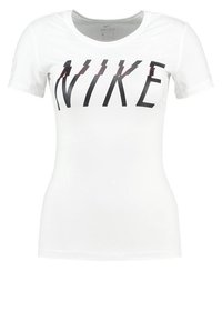 Camiseta blanca de Nike hecha de material sintético, con un atrevido logo negro en el frente, mangas cortas y un cuello redondo.