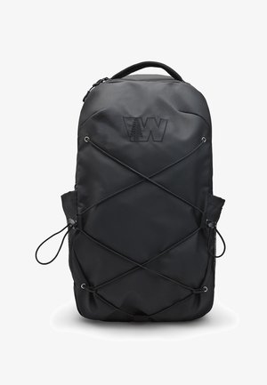 Fekete hátizsák, texturált anyagból, feltűnő logóval, rácsos bungee zsinórokkal és oldalsó hálós zsebekkel a további tárolás érdekében.