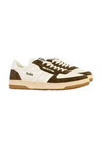 Sneaker in suede bianco e marrone con suola in gomma, caratterizzate da un logo Gola, linguetta imbottita e lacci bianchi. Design con punta rotonda e pannelli a contrasto.