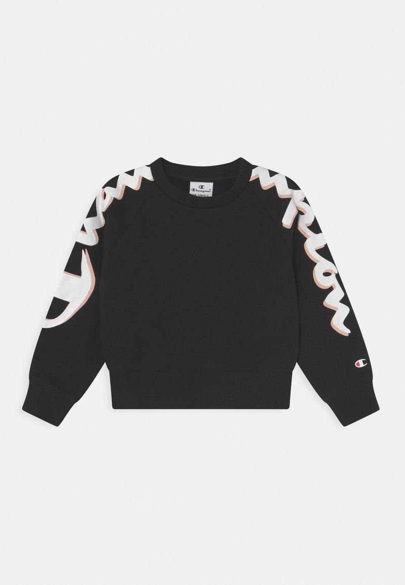 Schwarzer Pullover mit geripptem Kragen und Bündchen, versehen mit großen weißen und pastellfarbenen Logodesigns auf den Schultern und einem kleinen Logo auf dem Ärmel.