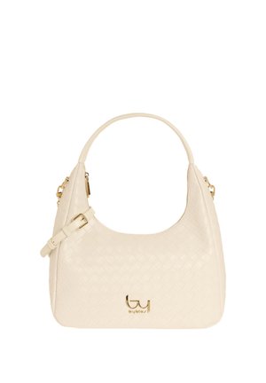 Borsa a tracolla in pelle intrecciata beige con fibbia dorata e logo, caratterizzata da una maniglia curva e dettaglio della tracolla regolabile.