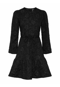 Svart klänning med långa ärmar, blommig texturdesign, åtsittande midja med knytning och en utsvängd volangslut. Rund halsringning, dragkedja bak.
