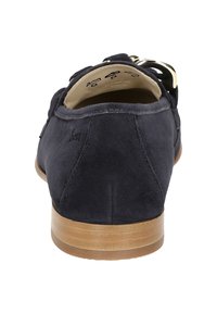 Granatowe zamszowe buty o gładkiej fakturze, smukłym kształcie, niskim złotobrązowym obcasie i ozdobnym zapięciu z boku.