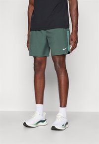 Nike Performance CHALLENGER SHORT - Sportiniai šortai - vintage green/bicoastal/black/silver