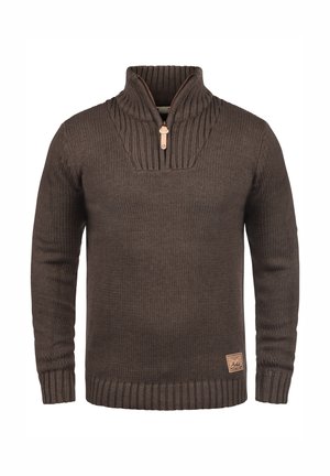 Brauner gestrickter Pullover mit hohem Kragen und halbem Reißverschluss. Hat eine gerippte Textur, ein Patch-Logo an der unteren Seite sowie anliegende Bündchen und Saum.