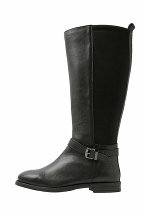 Botte haute en cuir noir avec un petit talon, un bout arrondi et une sangle décorative avec une boucle argentée autour de la cheville.