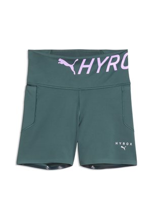 Ciemnozielone spodenki sportowe z wysokim stanem, bocznymi kieszeniami oraz różowymi logo Puma i HYROX na pasku i przedniej części nogawki.
