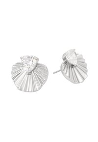Orecchini a forma di conchiglia in argento con un gemma trasparente a forma di pera. Il design include scanalature per aumentare la texture e superfici lucide per maggiore luminosità.