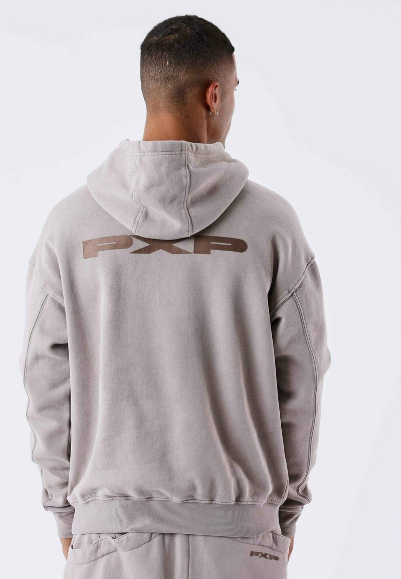 Felpa grigia in morbido tessuto, con cappuccio regolabile, polsini a costine e logo "PXP" in una tonalità più scura sul retro. Design casual.