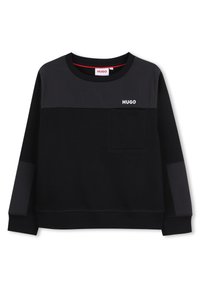 Felpa nera con pannello superiore texturizzato, collo a giro, tasca frontale e logo "HUGO" bianco. Tessuto liscio con accenti a contrasto.