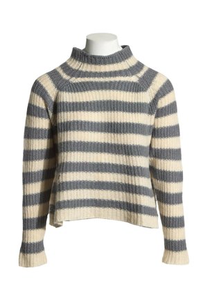 Pull en maille à manches longues avec larges rayures horizontales grises et crème et col rond haut sur un buste de mannequin blanc.