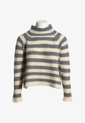 Pull en maille à manches longues avec larges rayures horizontales grises et crème et col rond haut sur un buste de mannequin blanc.