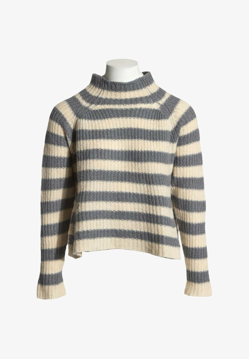 Pull en maille à manches longues avec larges rayures horizontales grises et crème et col rond haut sur un buste de mannequin blanc.