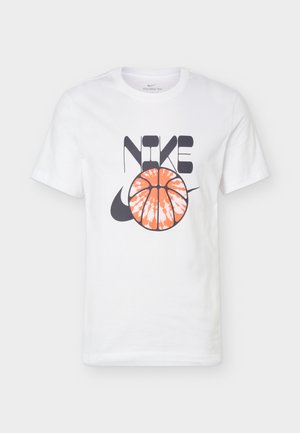 Bílé tričko s krátkým rukávem s černým nápisem "NIKE" a logem swoosh, částečně zakryté oranžovou grafikou basketbalového míče na přední straně.
