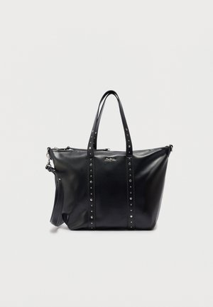 Bolso tote de cuero negro con dos correas para el hombro y tachuelas de metal a lo largo de las correas, con cierre de cremallera y un pequeño logo frontal.