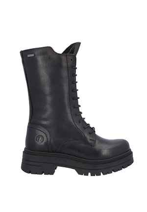 Bota de combate de cuero negro hasta la mitad de la pantorrilla con suela gruesa de tacos, cierre de cordones en la parte delantera y detalles cosidos sobre fondo blanco.